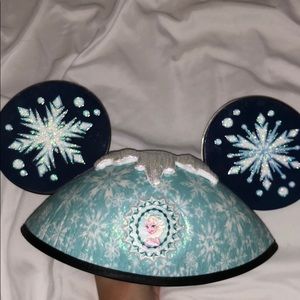 Rare Anna and Elsa Disney reversible ear hat
